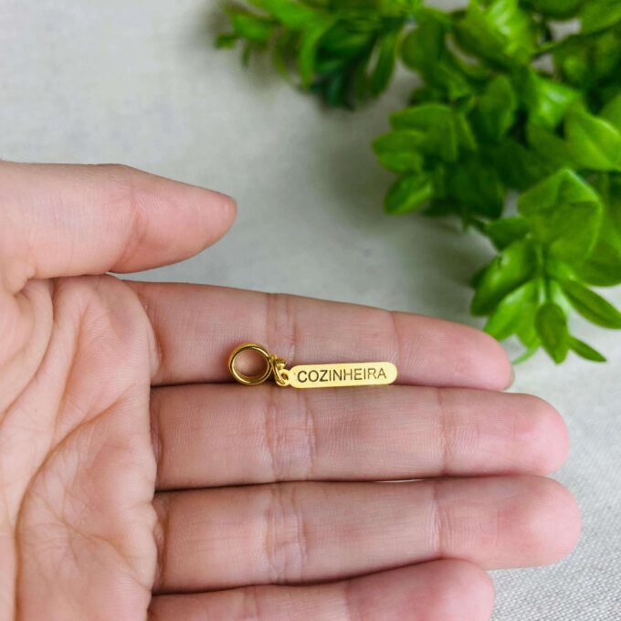 Berloque Plaquinha Cozinheira Banhado a Ouro 18k