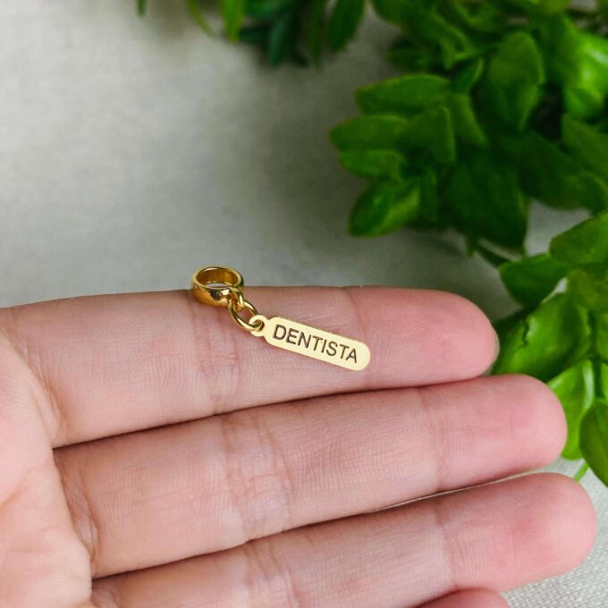 Berloque Plaquinha Dentista Banhado a Ouro 18k