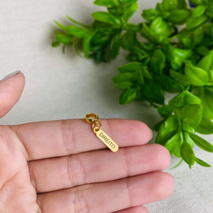 Berloque Plaquinha Direito Banhado a Ouro 18k