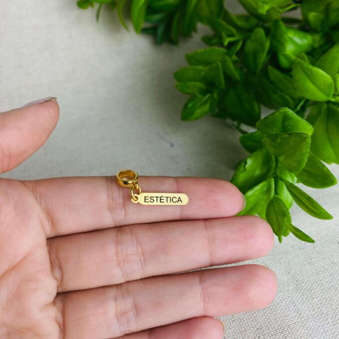 Berloque Plaquinha Estética Banhado a Ouro 18k