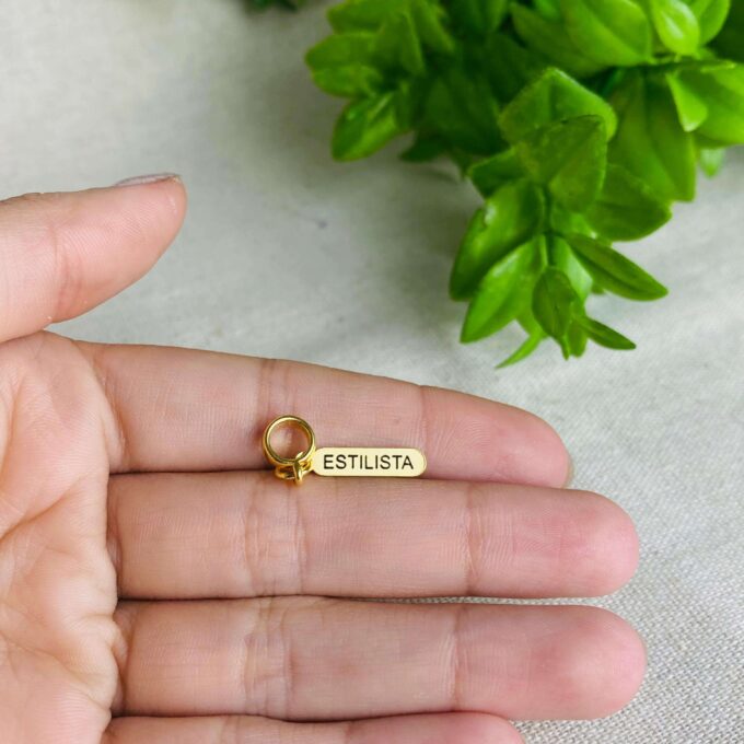 Berloque Plaquinha Estilista Banhado a Ouro 18k