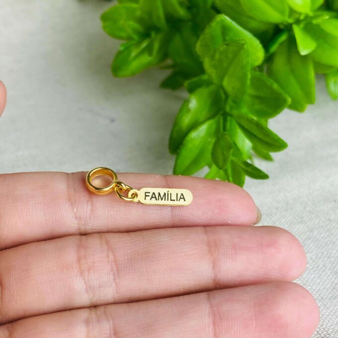 Berloque Plaquinha Família Banhado a Ouro 18k