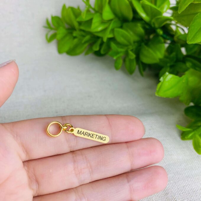 Berloque Plaquinha Marketing Banhado a Ouro 18k