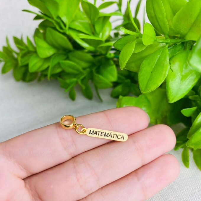 Berloque Plaquinha Matemática Banhado a Ouro 18k