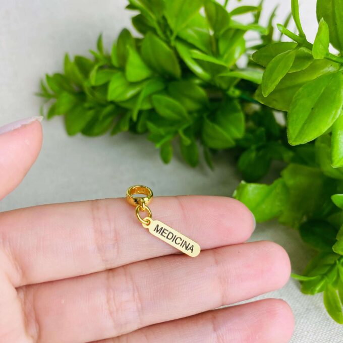 Berloque Plaquinha Medicina Banhado a Ouro 18k
