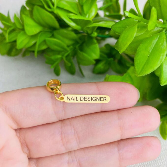 Berloque Plaquinha Nail Designer Banhado a Ouro 18k