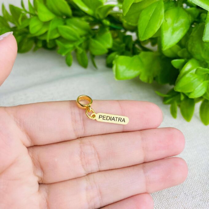 Berloque Plaquinha Pediatra Banhado a Ouro 18k