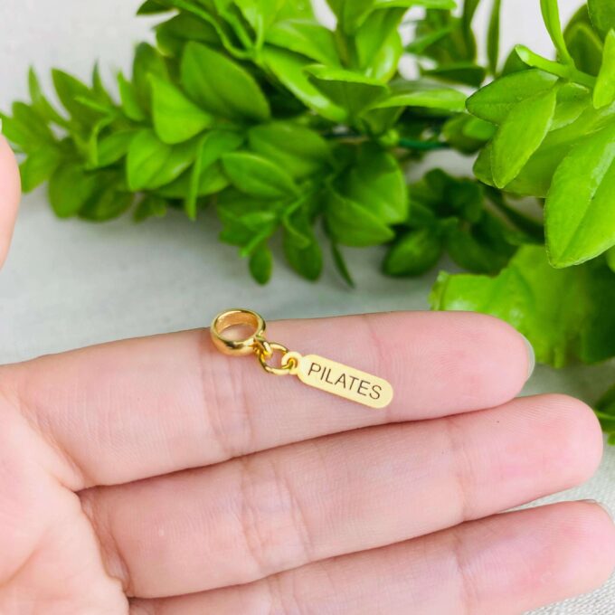 Berloque Plaquinha Pilates Banhado a Ouro 18k