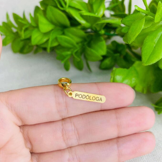Berloque Plaquinha Podóloga Banhado a Ouro 18k