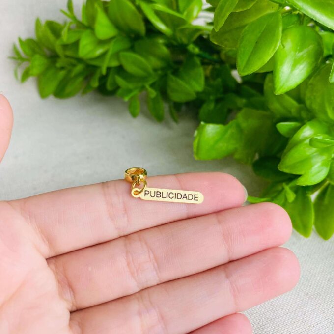 Berloque Plaquinha Publicidade Banhado a Ouro 18k