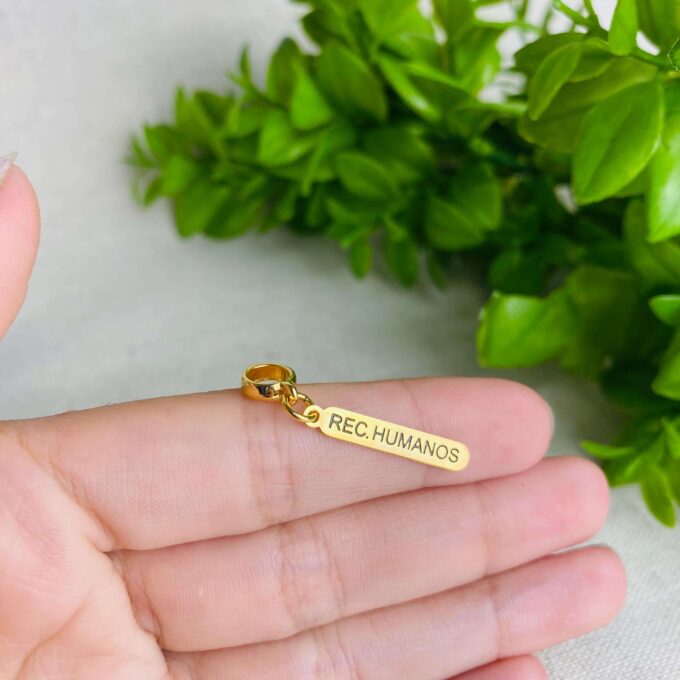 Berloque Plaquinha Recursos Humanos Banhado a Ouro 18k