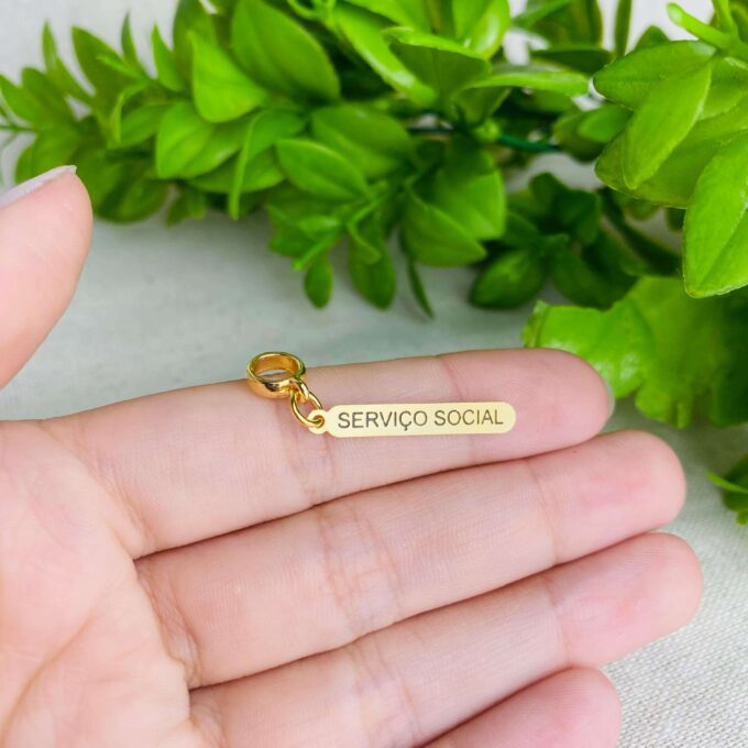 Berloque Plaquinha Serviço Social Banhado a Ouro 18k