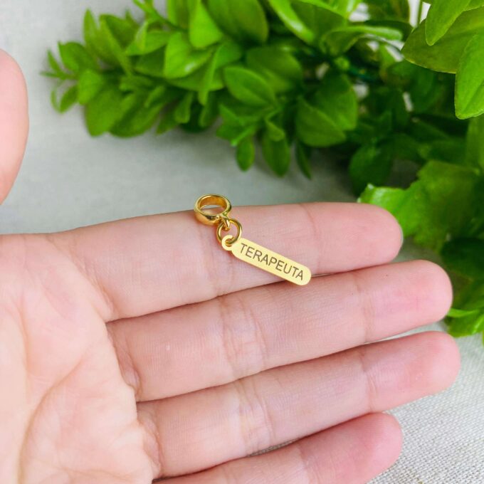 Berloque Plaquinha Terapeuta Banhado a Ouro 18k