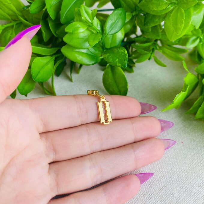 Berloque Lâmina de Barbear Banhado a Ouro 18k