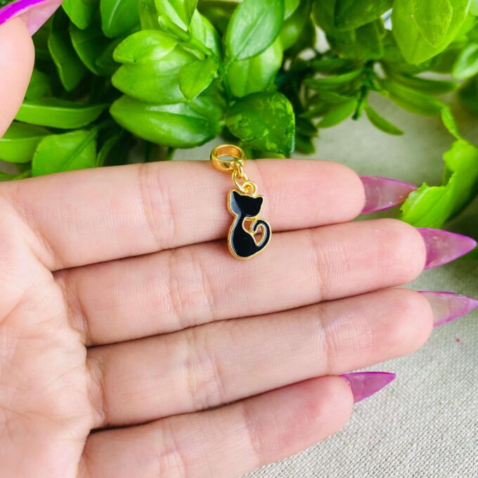 Berloque Gato com Resina Banhado a Ouro 18k