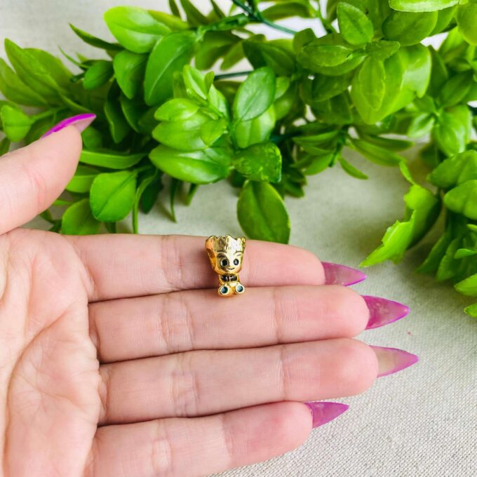 Berloque Baby Groot Separador Banhado a Ouro 18k