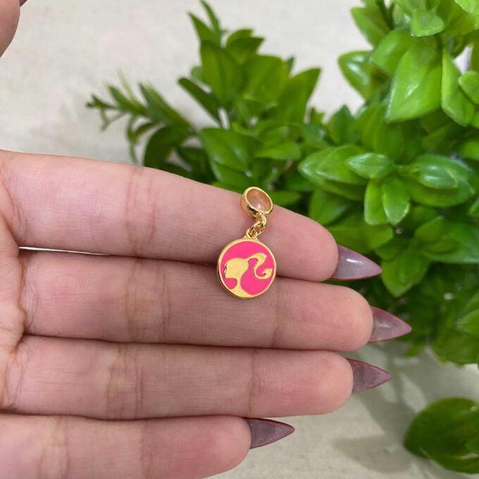 Berloque Barbie Redonda Banhado a Ouro 18k