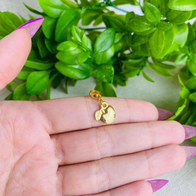 Berloque Maça Fruta Banhado a Ouro 18k